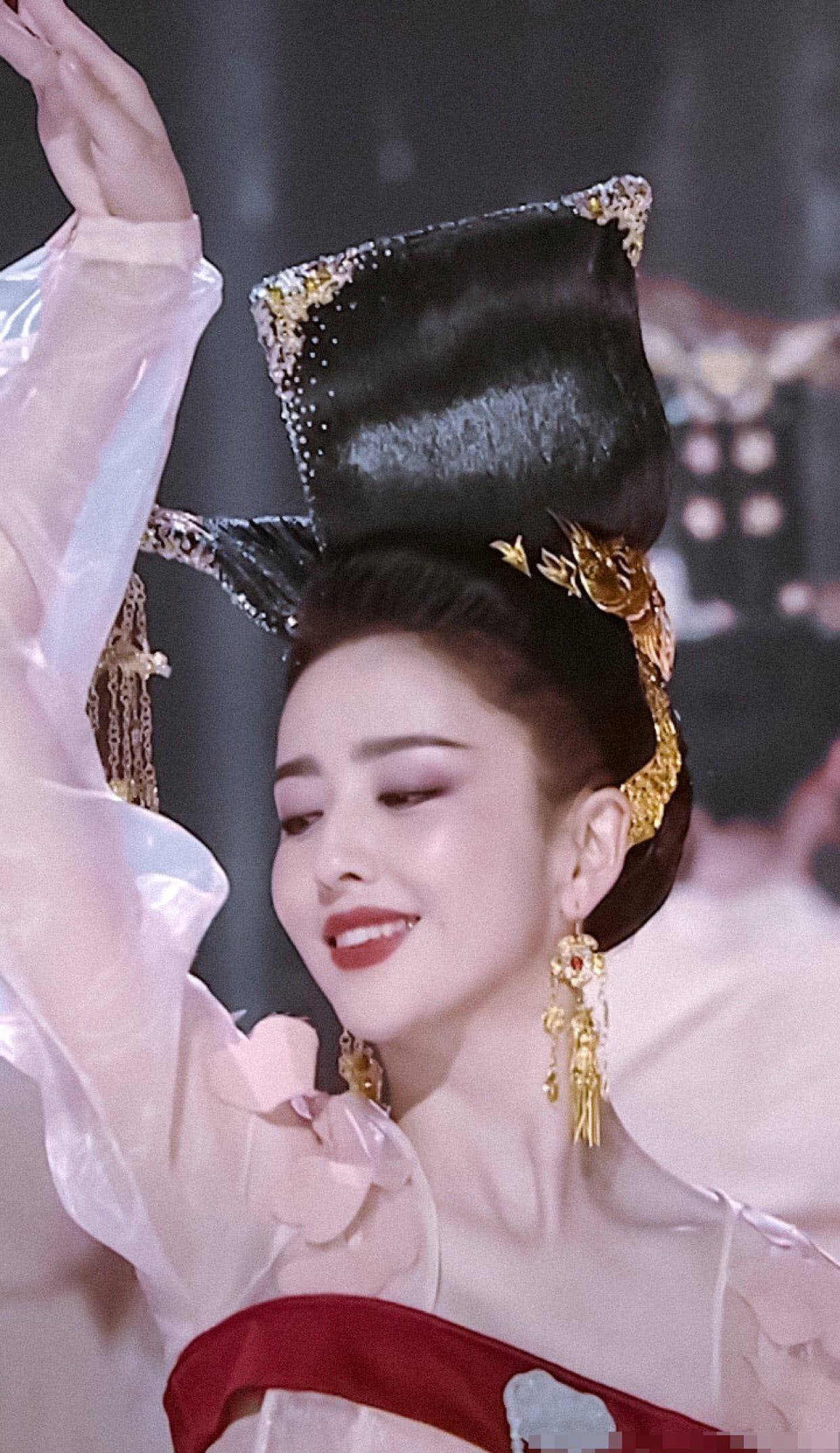 舞台上顾盼生姿惊艳众人,比热巴耐看太多_陈思诚_女神_明星