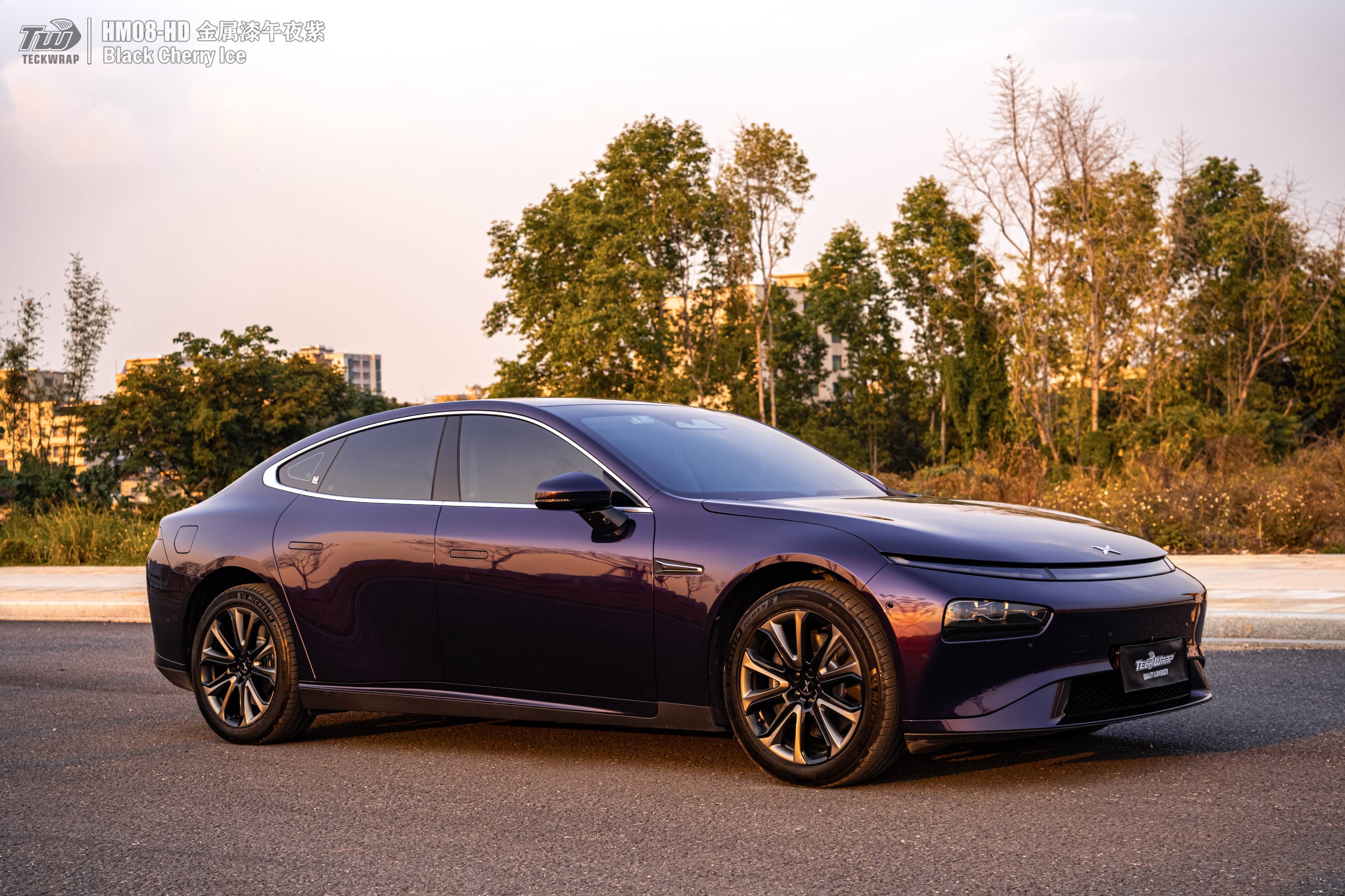 小鹏p7改装正宫气场尊贵而神秘的午夜紫色贴膜