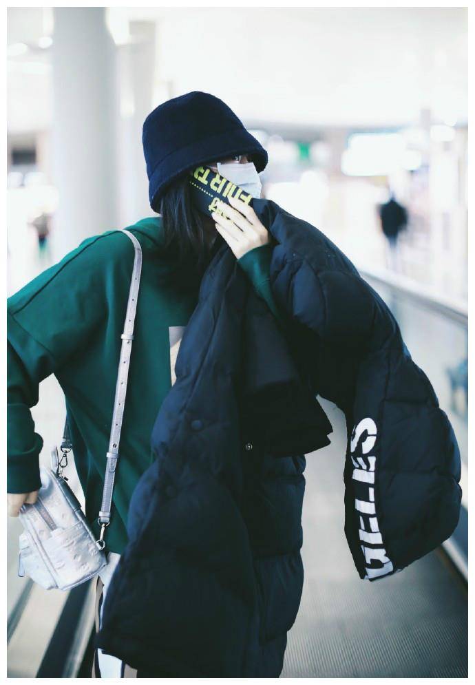 原创赵今麦走机场卫衣校服裤真国民闺女戴口罩自我保护好好的