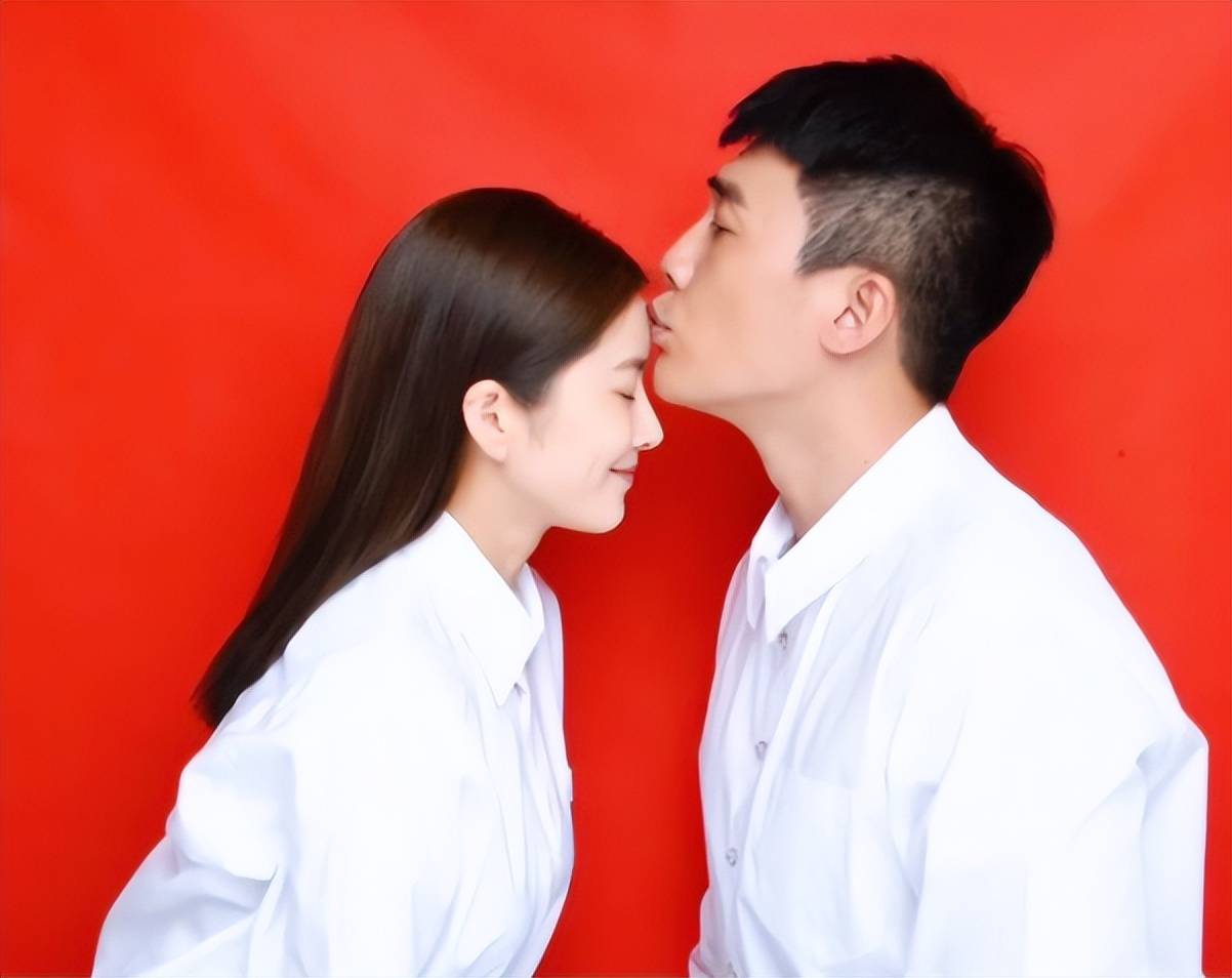 原创王灿晒与杜淳结婚照秀恩爱自曝不进圈理由剧组生活颠沛流离
