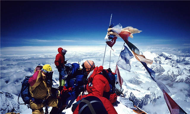 登上珠穆朗玛峰的人，应该怎么下去呢，以下几种方式供你选择