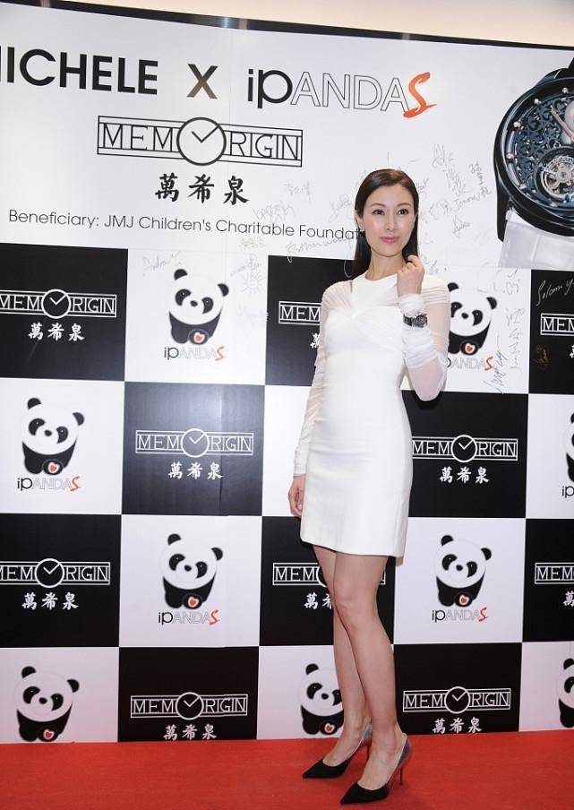 原创李嘉欣虽然到了奶奶年纪但穿白色仍然优雅贵气魅力是穿出来的