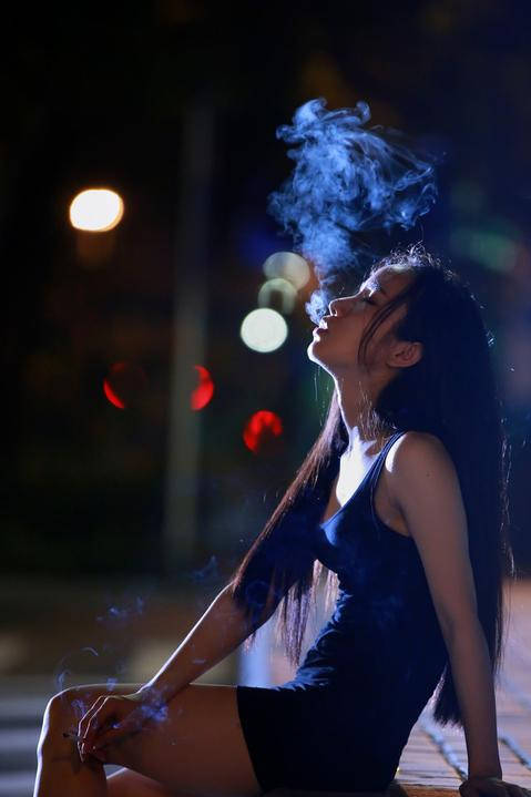 一个女人抽烟的图片图片