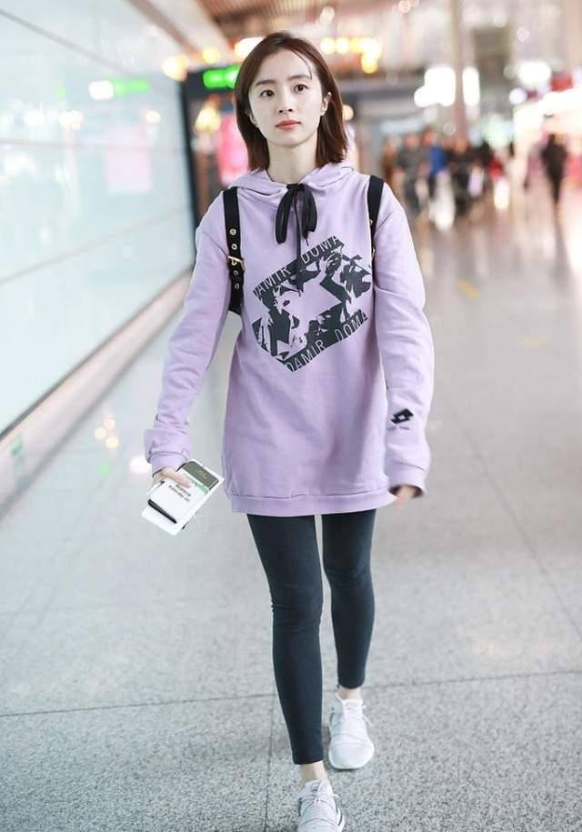 胡冰卿真是没明星架子,用黑色大棉衣做外套,也就她穿还不显土气_卫衣