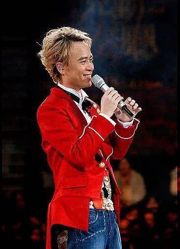 52岁李克勤光速变老皱纹横生眉毛稀疏又黑又瘦像老伯