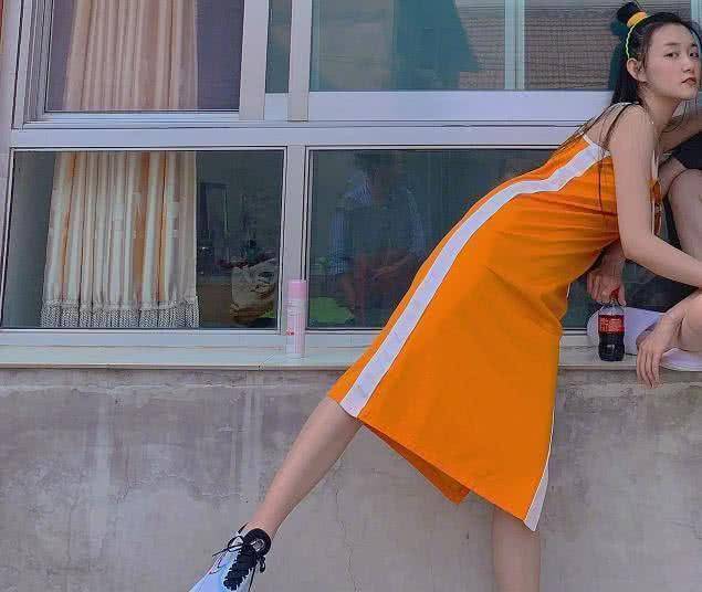 原创蒋依依仗着颜值高穿过时睡衣裙虽显腿粗却意外惊艳