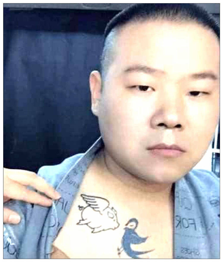 岳云鹏的纹身纹在了自己的锁骨的位置,上面是一个长着翅膀的飞猪的