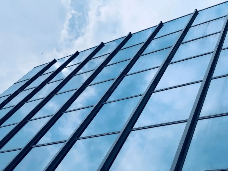 low-e玻璃又称低辐射玻璃,是在玻璃外表镀上多层金属或其他化合物组成