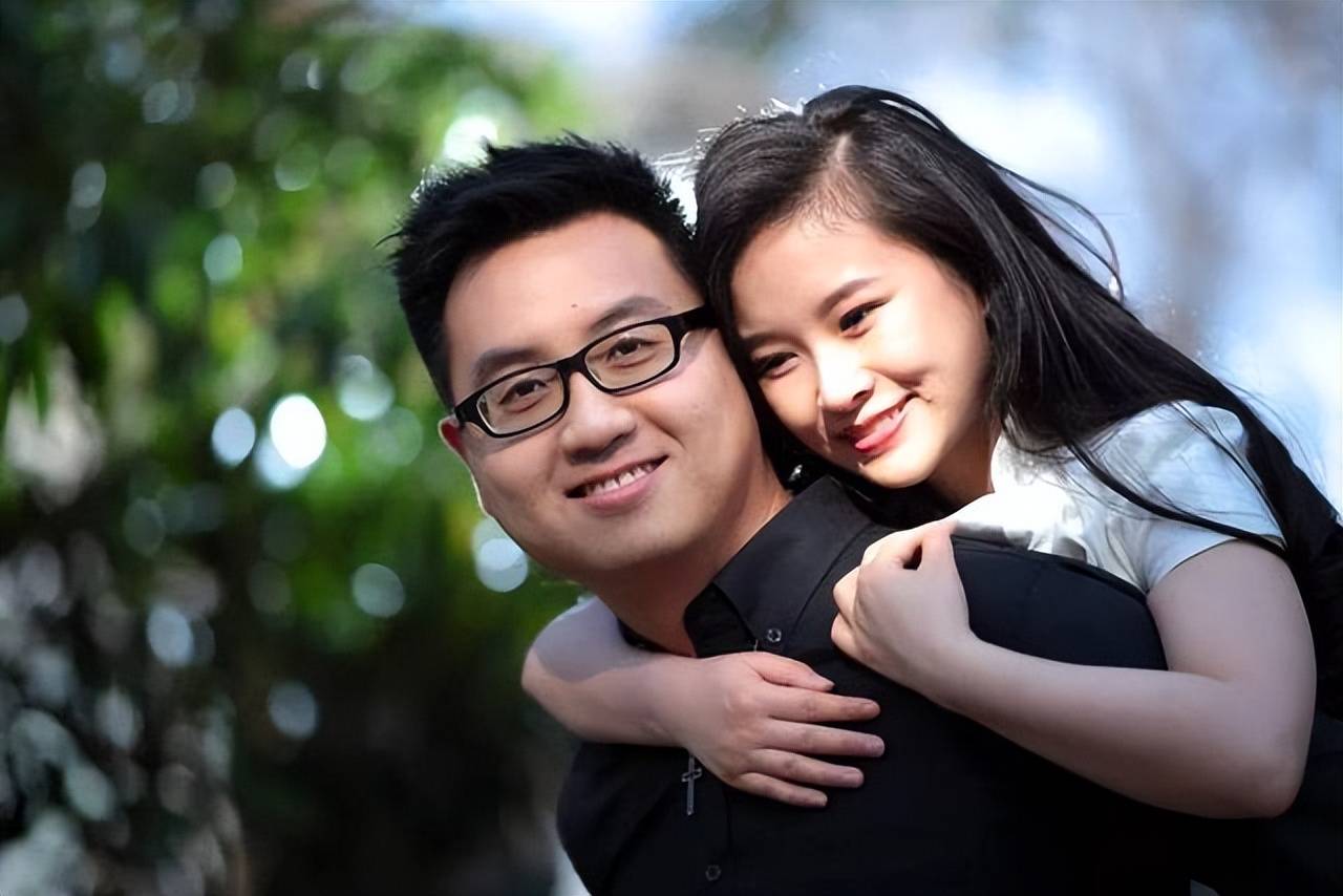 在查尔斯的心里,廖智从来不是一个残缺的人.