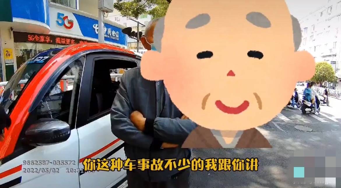 原創橫行霸道黃山一老年代步車越過等紅燈的鐵騎交警淡定闖紅燈