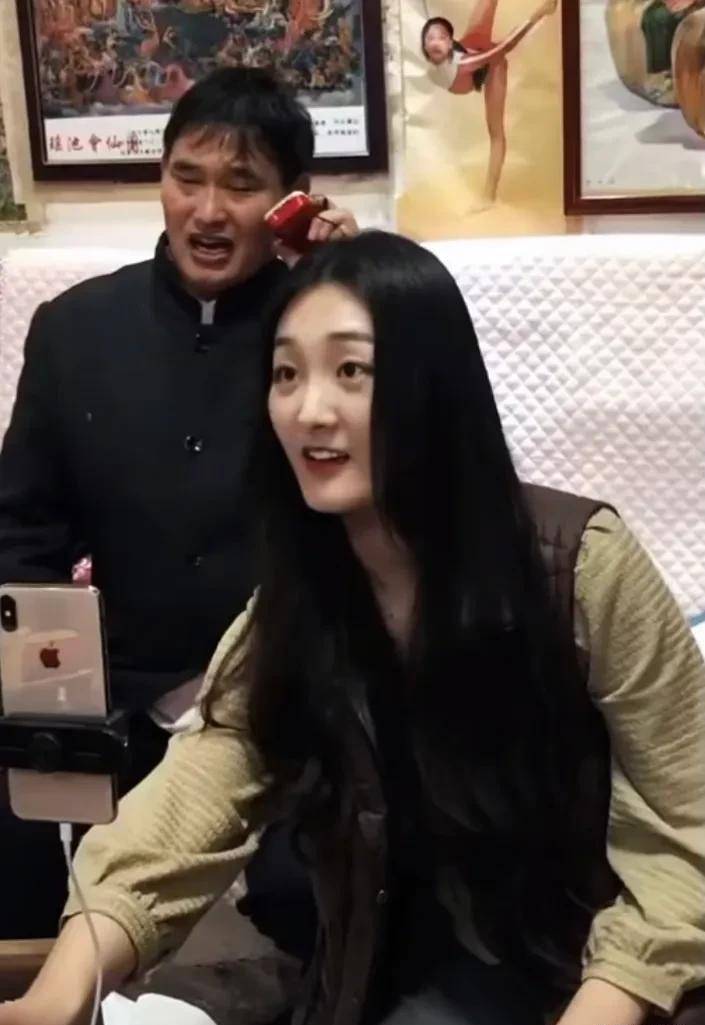 不论怎样,希望拉面哥和大衣哥都能够持续输出正能量