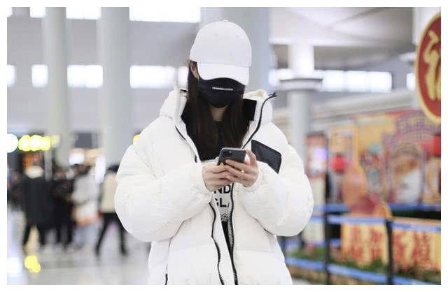 原创沈梦辰机场好低调戴口罩加棒球帽遮脸穿黑白服饰装扮显帅气