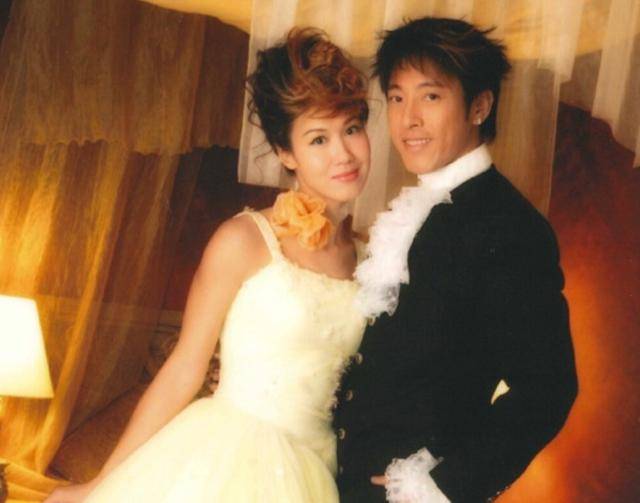原创吕颂贤夫妇骑摩托到农村玩树下互相依偎太甜蜜结婚14年不生娃