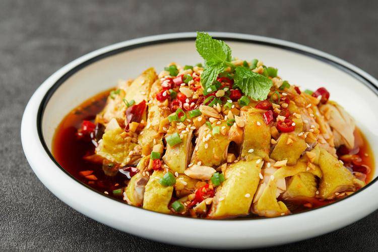 口水鸡是四川传统特色菜肴佐料丰富集麻辣鲜香嫩爽于一身