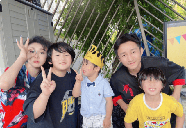 邹市明夫妻为儿子庆生近照曝光轩轩表情可爱画面温馨有爱