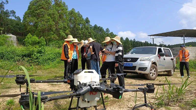 廣西資訊廣西科技商貿高級技工學院無人機植保飛防服務三農助力鄉村