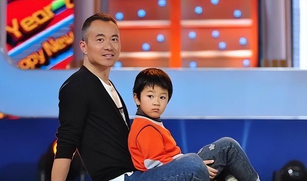 在邱启明入狱后,李菡连续费尽心机赞助狱中丈夫,为了操碎了心,不过她