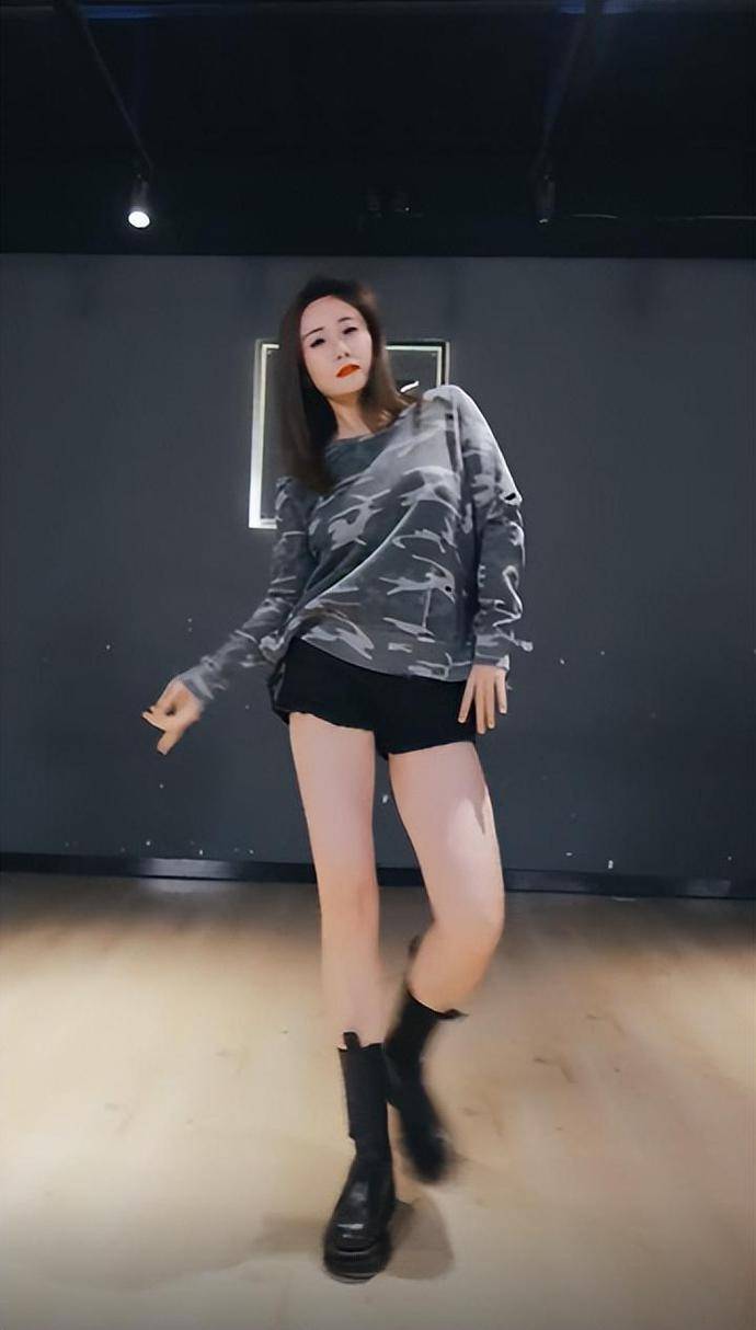 原创40岁刘芸露大长腿热舞摆臀扭腰姿势性感大力甩头发丝飞扬