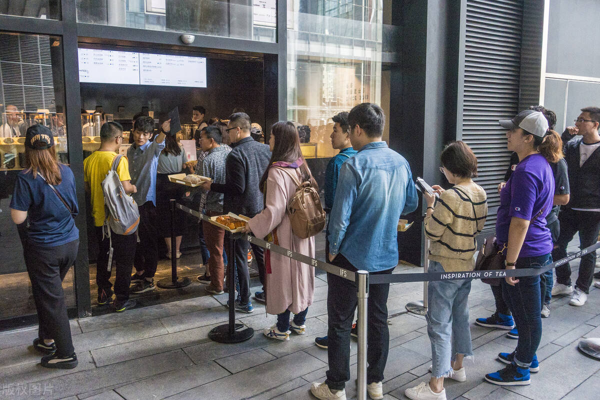 奶茶店排队开奶茶店是很多年轻男女喜欢从事的事业,《网易数读》的