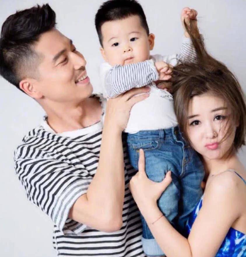 娱乐圈最年轻的四对明星夫妻董子健不算啥他俩还没毕业就结婚