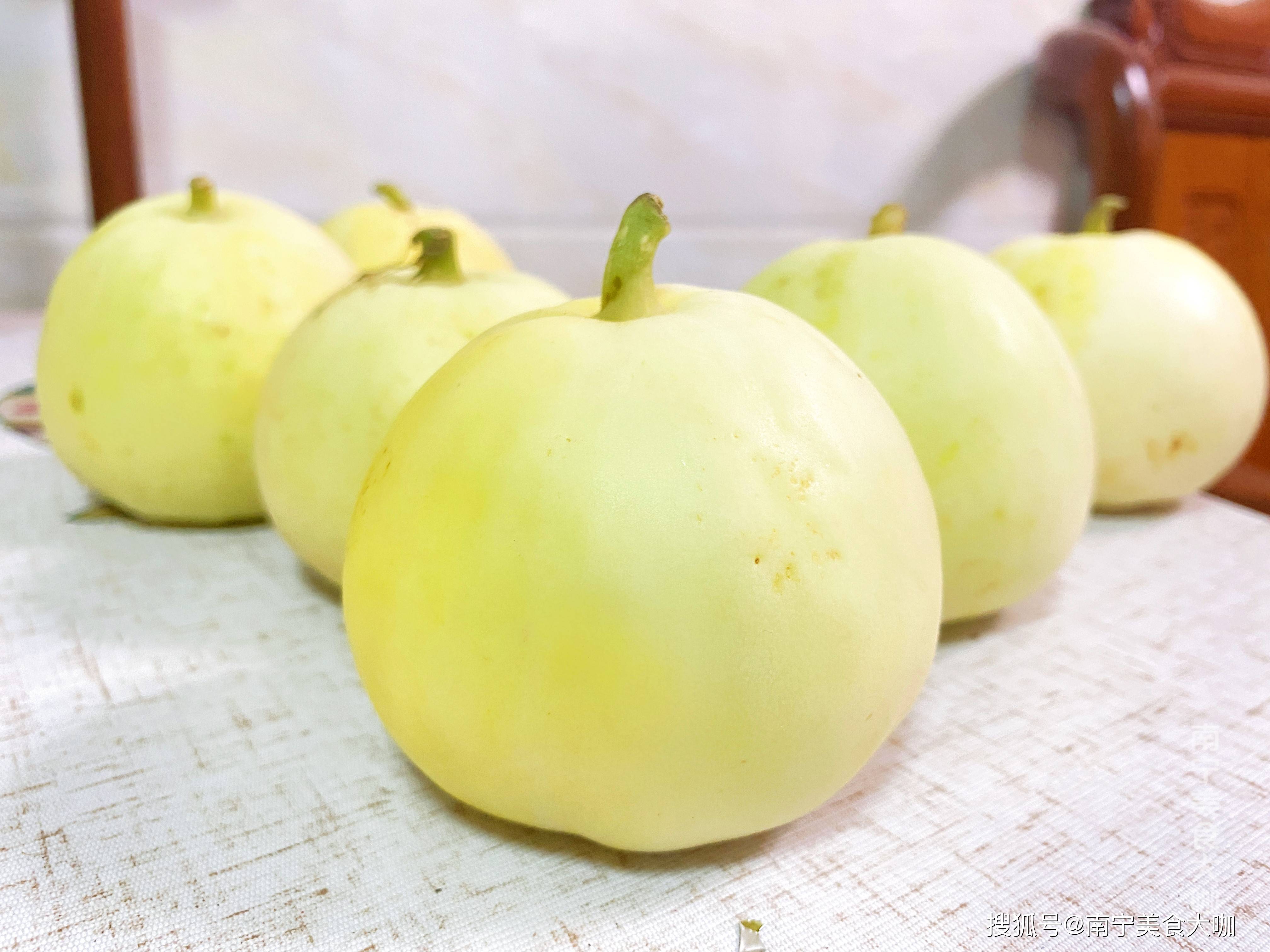 甜瓜也叫香瓜,那是因为它独特芳香的气味,而且吃起来也是香香脆脆的
