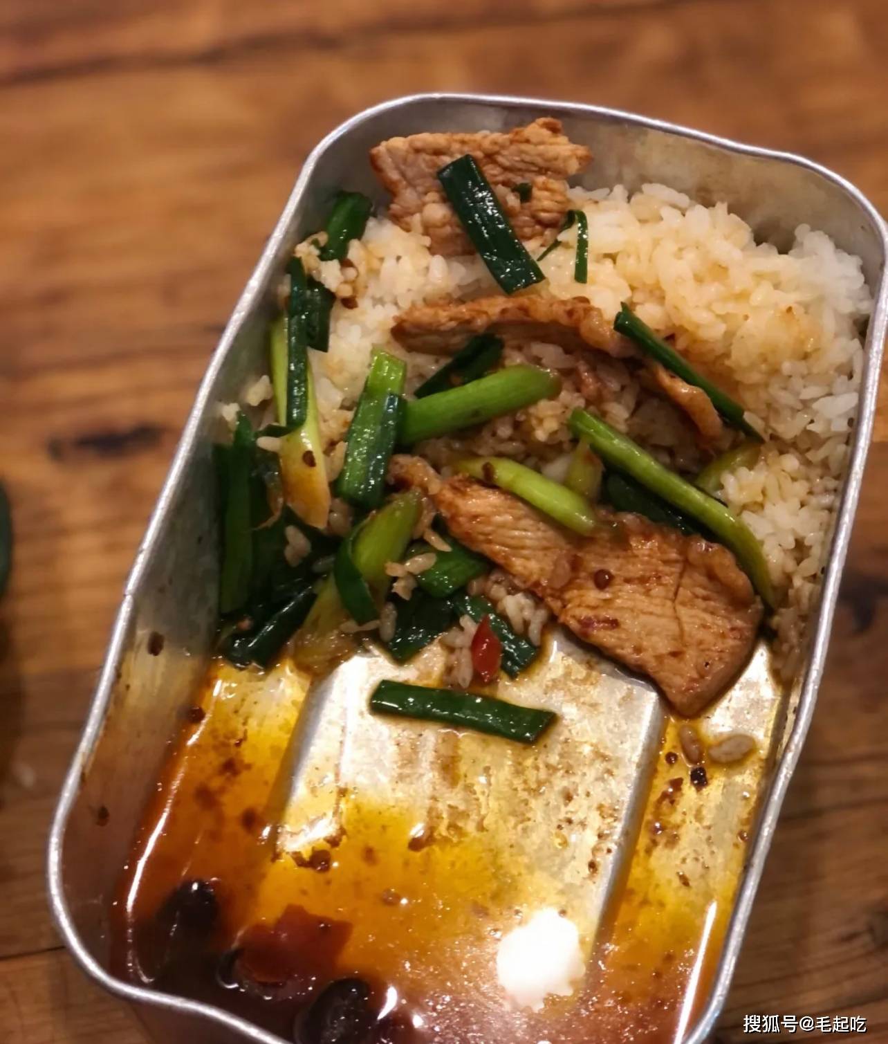 原创形式大于味道成都某网红铁饭盒肉少油多1口米饭喝1口水