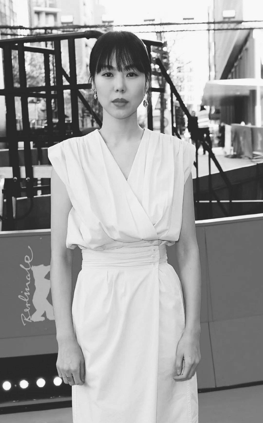 金敏喜纽约街头照流出,一身卡其色搭配4年前包包,气质好绝_linh_lem