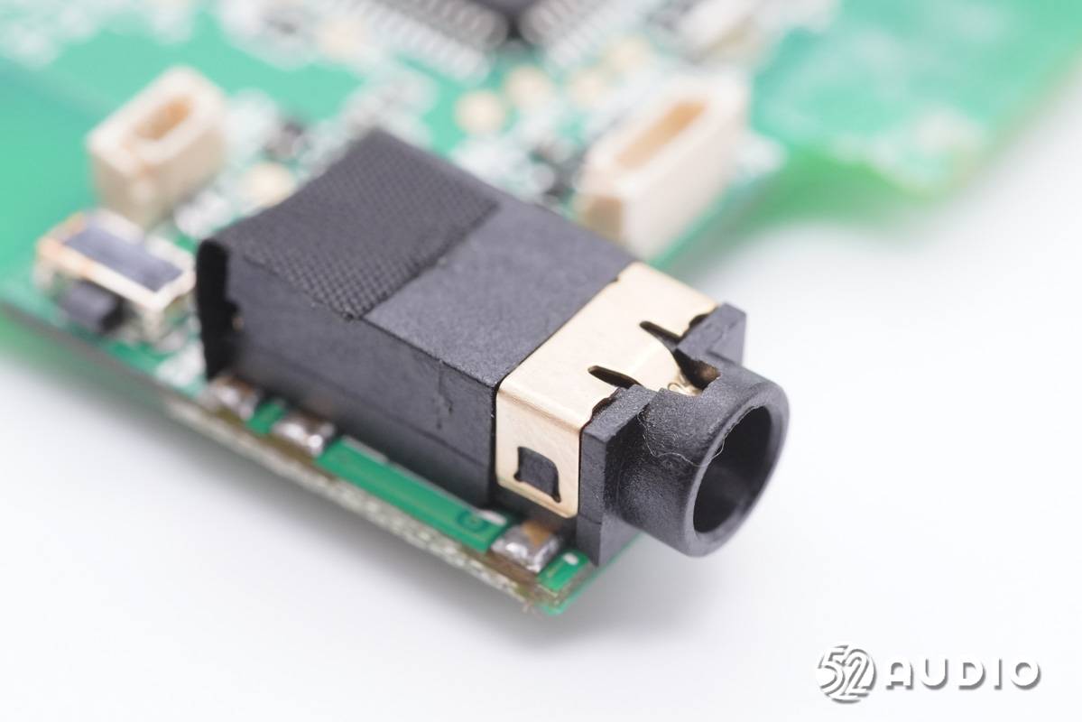 3.5mm音频输入接口母座特写,用于连接全指向领夹麦收音.