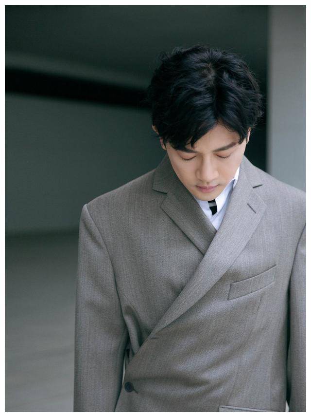 在日常生活中,苏有朋的衣服主要以深色为主,而深色有非常致命的搭配.