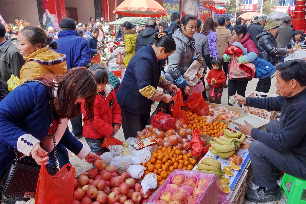 原创在农村的集市上有花假钱的人吗