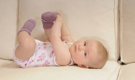 小宝宝为什么总喜欢“脱袜子”？主要是这3原因，新手爸妈要了解