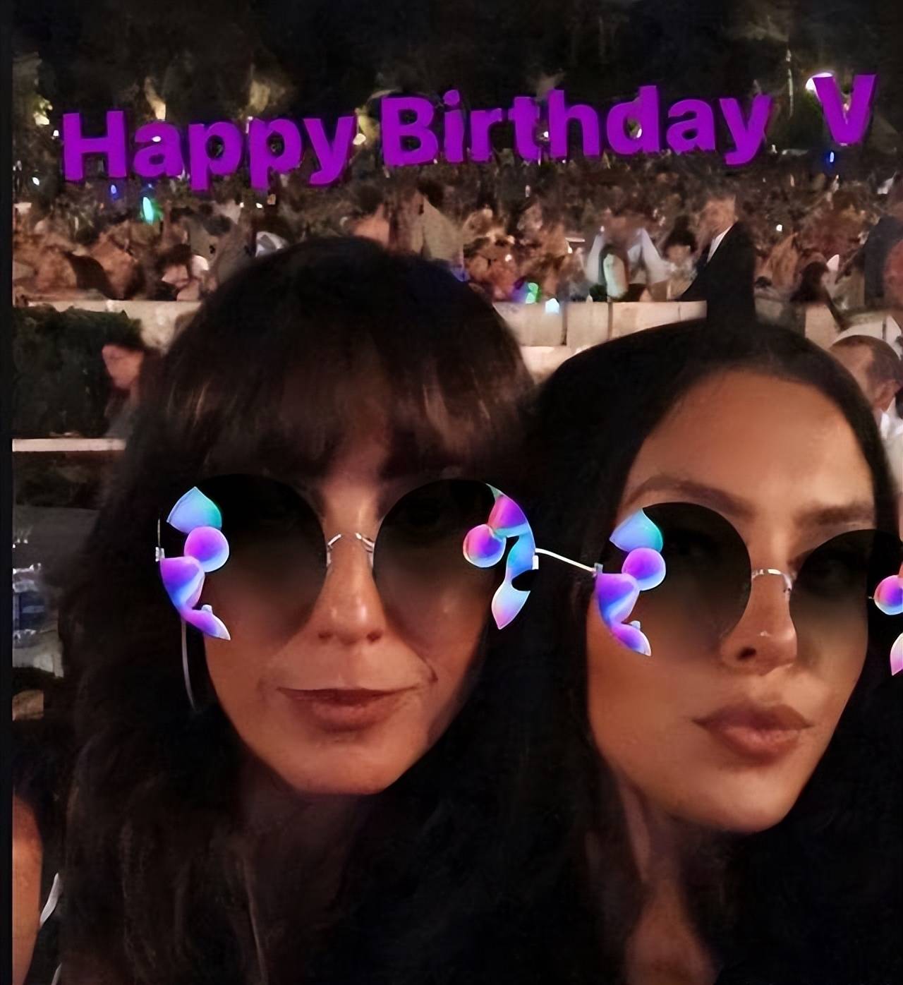 原创40岁瓦妮莎生日收科比粉送礼物3个女儿陪妈妈度过代爸送玫瑰