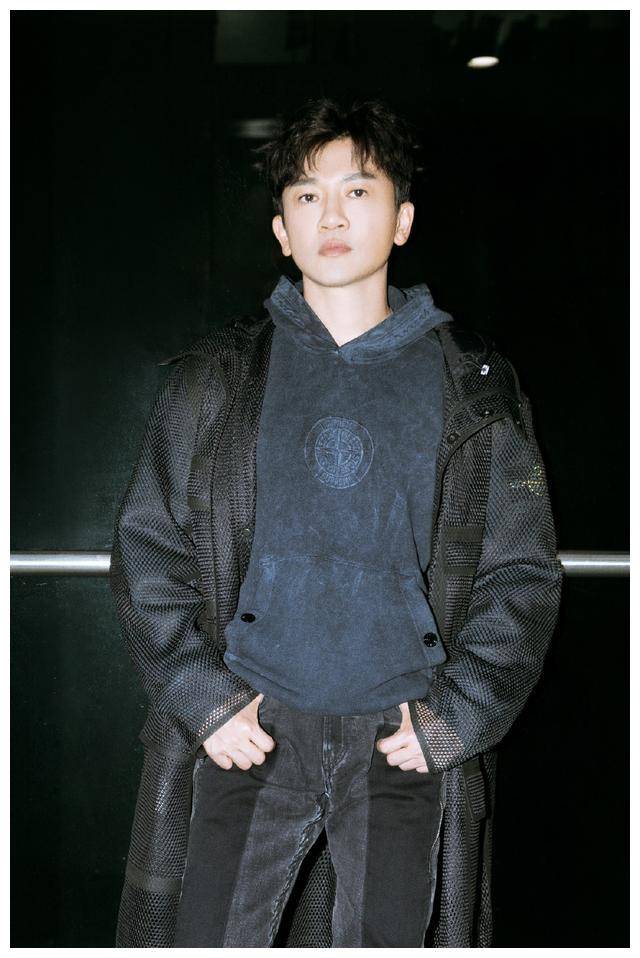 原创苏有朋的气质小鲜肉比不上47岁潇洒帅气笑容好治愈