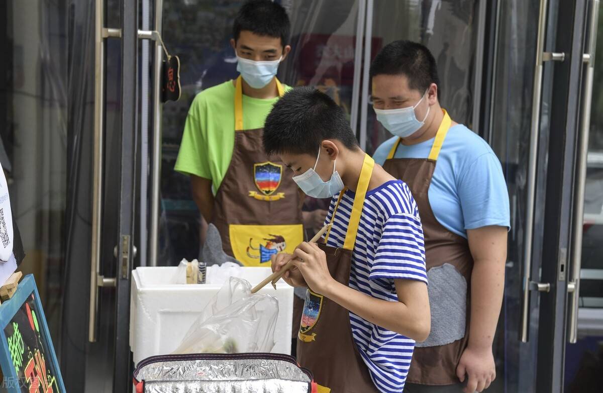 10年前兴起的校园外卖凭什么让00后多花钱这背后都是商业逻辑