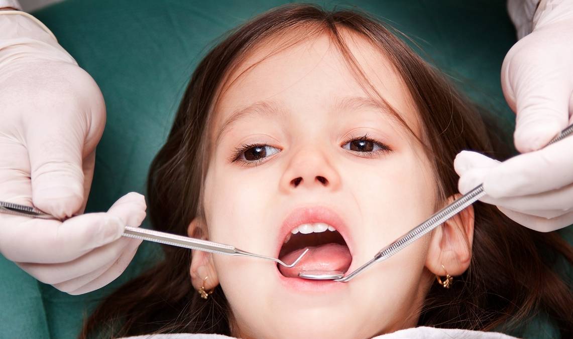 5岁孩子“一口烂牙”，医生：糖果不背锅，这些习惯的危害更大