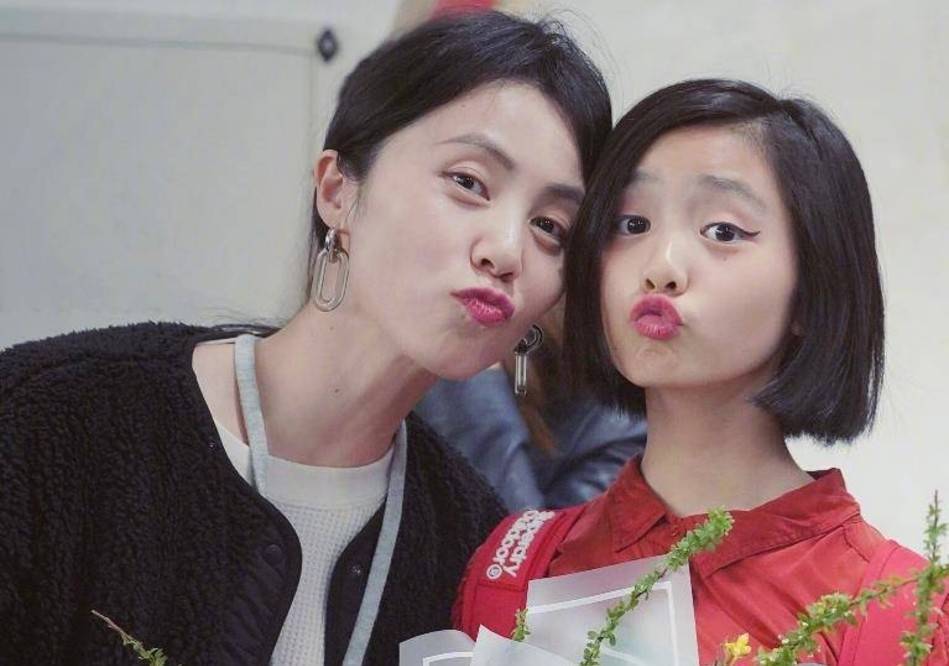 原创黄磊大女儿多多深夜晒旧照，模仿埃及艳后造型，头戴皇冠打扮成熟