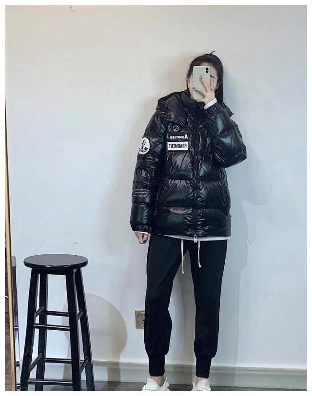 原创原来羽绒服款式还能这么好看黑色亮面自带潮味搭小脚裤更时尚