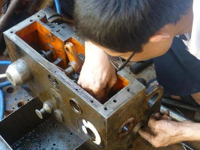 数控车床维修月入过万?老师傅说确实,年轻人还是不愿意干