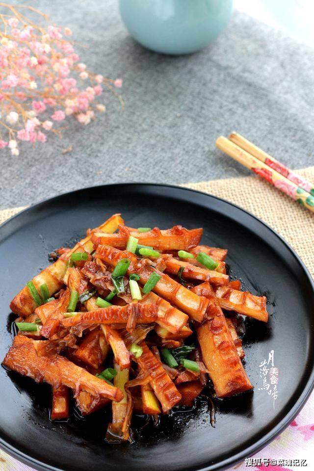 吃一顿就刮一次油,味道鲜美,比肉好吃_油焖春笋_做法_吸附