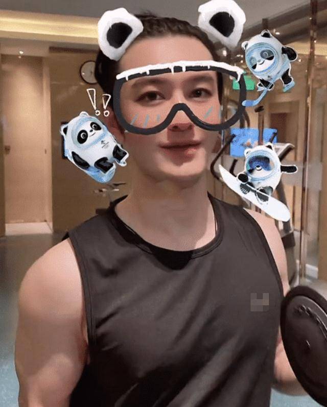 演员黄晓明晒健身照,"麒麟臂"太明显,蒋欣出镜一脸懵_baby_时候_日子