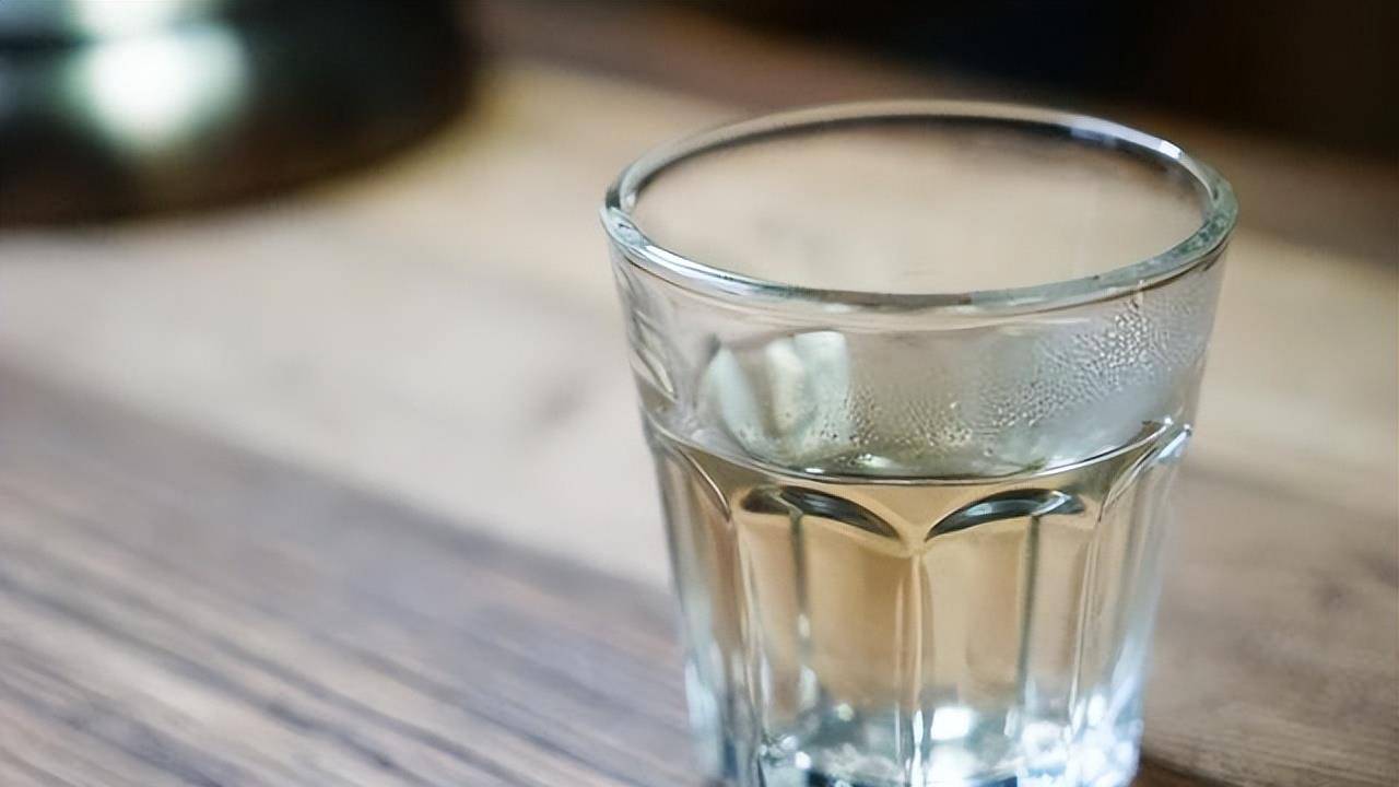 聪明人喝白酒，身边总会有一杯白开水，开始不懂，直到现在才醒悟