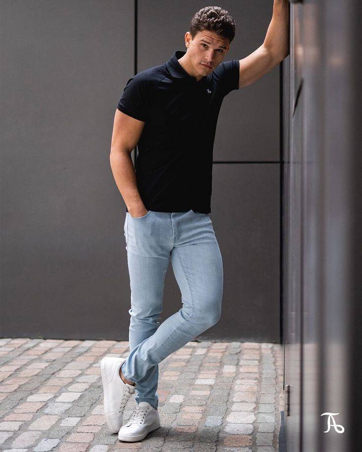 当然浅色系的polo衫用来搭配牛仔裤,造型也是很nice的.