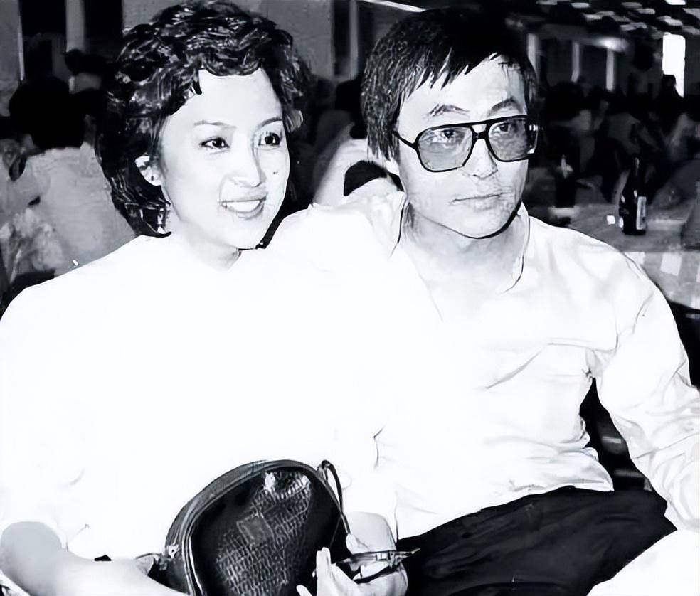 刘家昌见势不妙,立马带着甄珍跑去了美国,可邓光荣还不罢休,扬言要