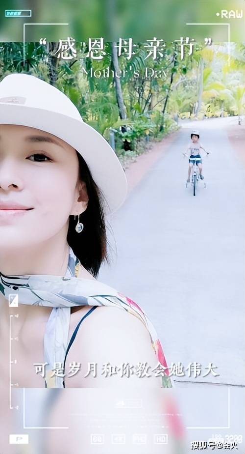 央视张蕾晒和儿子合影穿吊带裙锁骨精致儿子骑自行车好可爱
