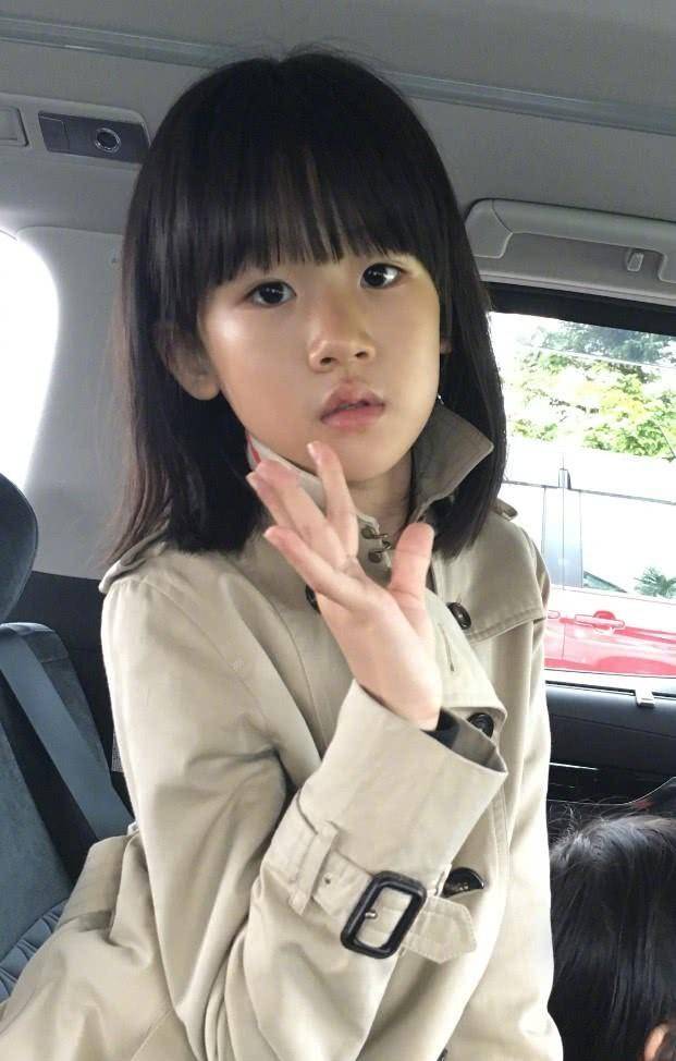 陆毅女儿颜值太高被禁止整容,12岁穿15厘米短裙,腿