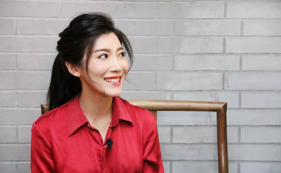 如今张棪琰已经42了,依旧很漂亮,呈现了四十岁女人的风情,两个孩子一