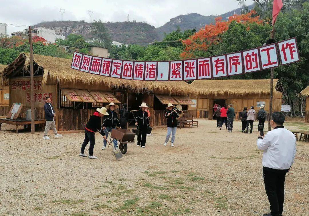 《火紅年華》影視基地作為黨史學習教育基地,有豐富的教育教學資源.