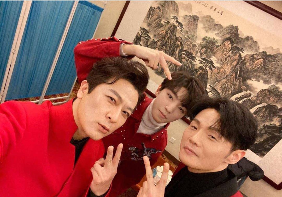 为大家带来精彩节目的,比如王俊凯就晒出了和于毅还有李荣浩的后台