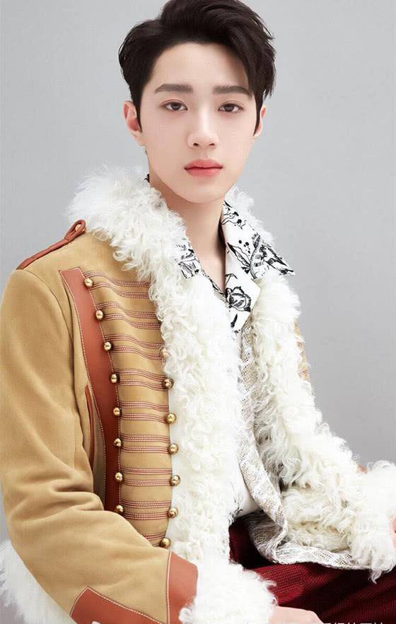 当男星穿上王子装,王俊凯阳光,朱正廷气质,看到赖冠霖:想嫁!_上图_穿