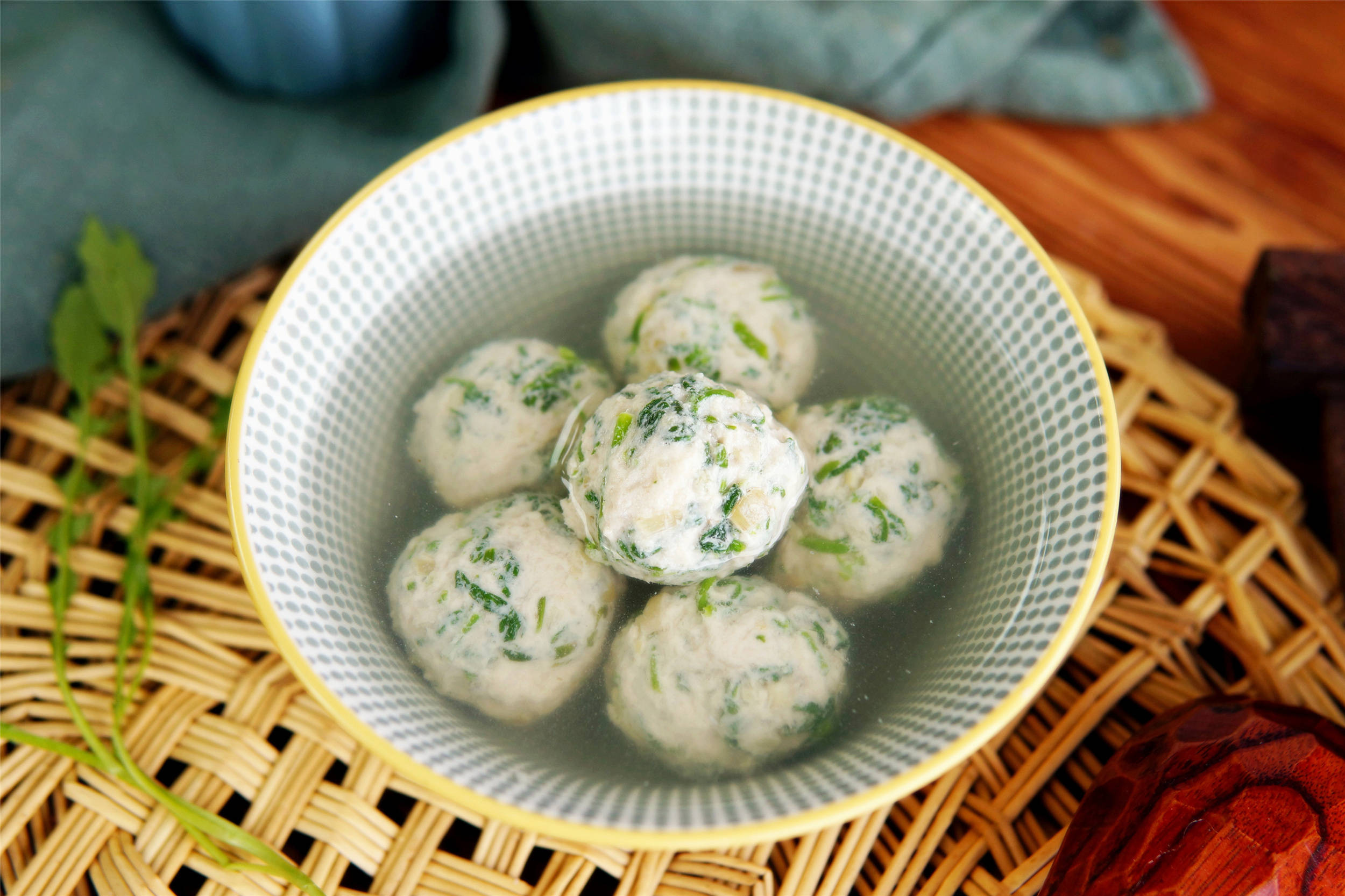 原创春天第一鲜教你营养解馋的荠菜豆腐丸子汤美味过瘾特香